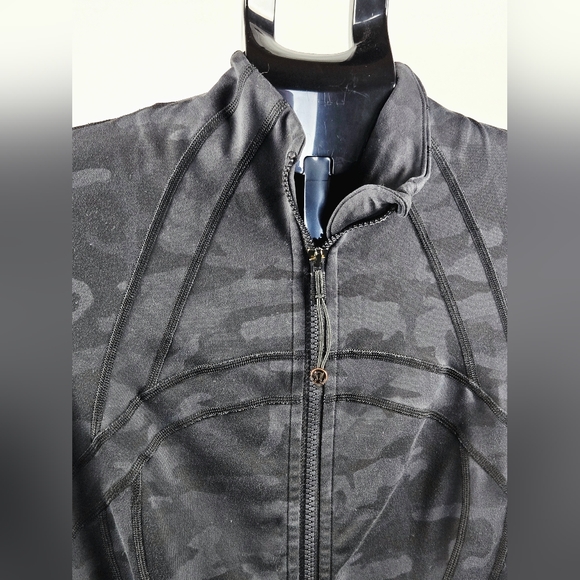 Lululemon Define Nulu Incognito Athleisure Camo Jacket, Size 6 - Picture 3 of 5